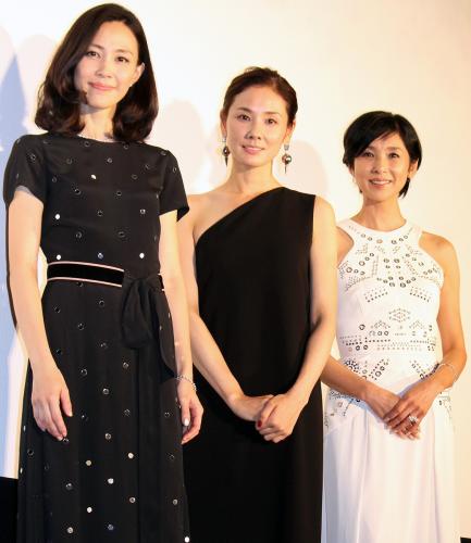 映画「嫌な女」の完成披露試写会に出席した（右から）黒木瞳監督、吉田羊、木村佳乃