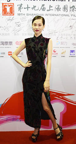 【画像・写真】水原希子　スリット深っ！黒チャイナドレスで「大家好！」