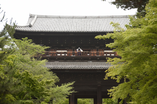 京都・南禅寺三門の楼上から京の町を見下ろす、石川五右衛門演じる市川海老蔵（Ｃ）テレビ東京