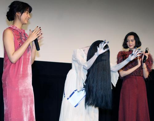 １８日に映画「貞子ＶＳ伽椰子」初日舞台あいさつを行った（左から）山本美月、貞子、玉城ティナ