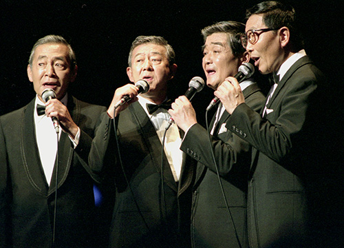 ９６年６月１６日、結成４５周年メモリアルリサイタルで歌うダークダックス（左から）高見沢宏（パクさん）、佐々木行（マンガさん）、喜早哲（ゲタさん）、遠山一（ゾウさん）の４人