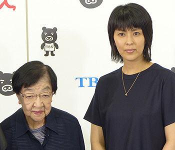 ＴＢＳドラマ「ふつうが一番」の会見に出席した石井ふく子プロデューサーと松たか子（右）