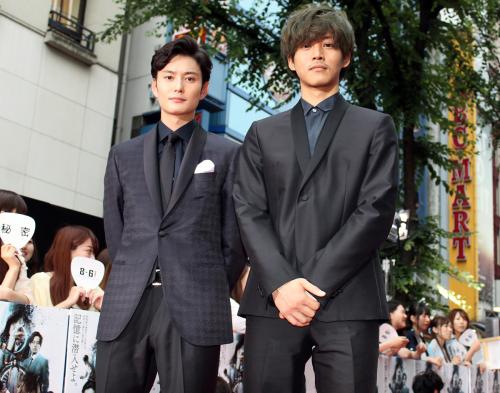 映画「秘密」の完成披露試写会でレッドカーペットを歩いた岡田将生（左）と松坂桃李