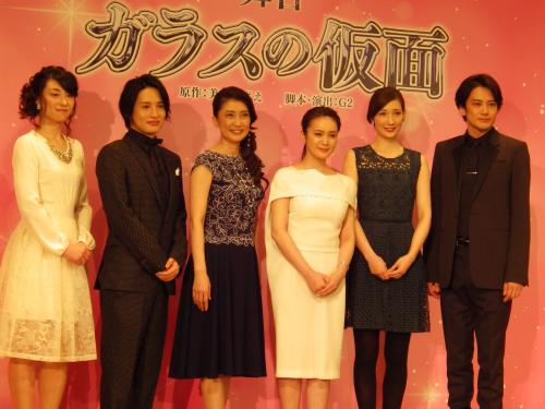 ２年ぶり再演となる舞台「ガラスの仮面」の出演者（左から）東風万智子、浜中文一、一路真輝、貫地谷しほり、マイコ、小西遼生