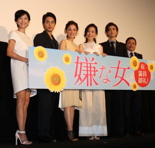 映画 嫌な女 初日舞台あいさつに登場した 左から 黒木瞳 中村蒼 吉田羊 木村佳乃 古川雄大 ラサール石井 スポニチ Sponichi Annex 芸能