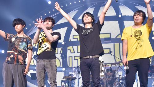 ライブツアーの最終公演で結婚することを発表した「ｆｌｕｍｐｏｏｌ」の山村隆太（左から３人目）。左から、尼川元気、小倉誠司、阪井一生
