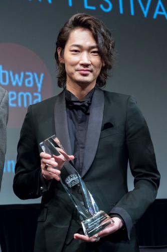 「第１５回ニューヨーク・アジア映画祭」に出席した綾野剛。「ライジング・スター賞」を受賞し笑顔