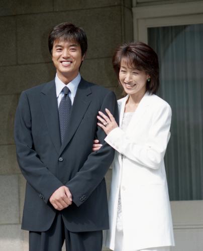９８年に婚約発表会見を行った高島礼子（右）と高知東生容疑者