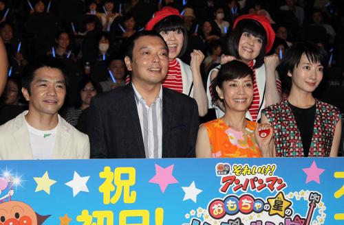 「それいけ！アンパンマン　おもちゃの星のナンダとルンダ」の初日舞台あいさつに登場した（左から）中川家、戸田恵子、波瑠とドリーミング（後列）