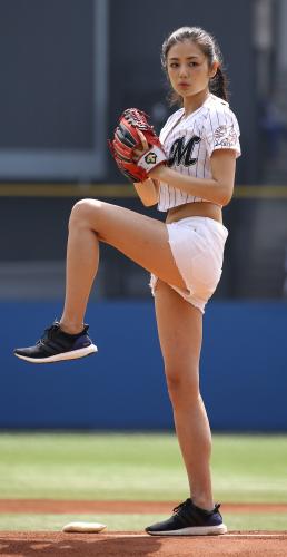 【画像・写真】片山萌美　ショートパンツ＆スラリ美脚で悩殺始球式