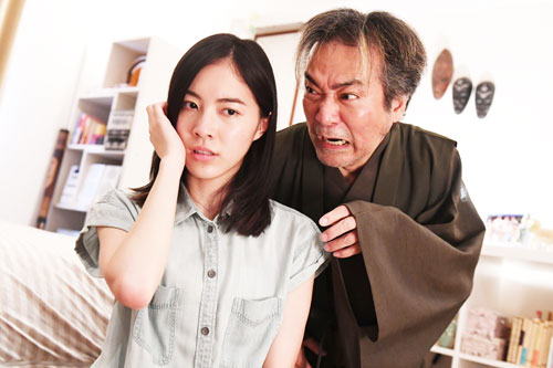 撮影現場に激励に訪れた稲川淳二が、松井珠理奈とドラマをイメージしたツーショット