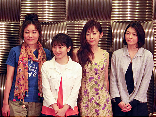 舞台に出演する（左から）鈴木杏、志田未来、斉藤由貴、田畑智子