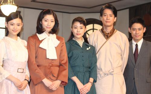 「とと姉ちゃん」取材会に出席した（左から）杉咲花、相楽樹、高畑充希、唐沢寿明、伊藤淳史