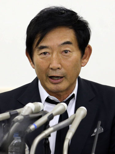 記者会見で「野党統一候補でなら出馬する」と表明した石田純一