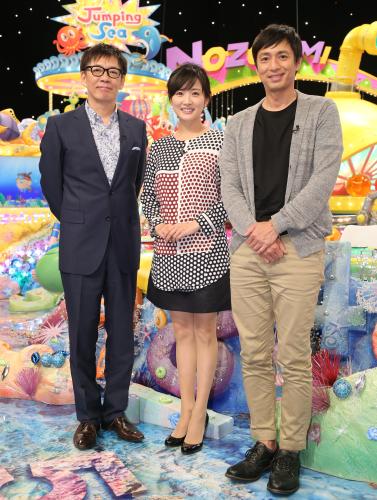 フジ「ニッポンのぞき見太郎」の収録スタジオで笑顔を見せる（左から）生瀬勝久、高島彩、徳井義実