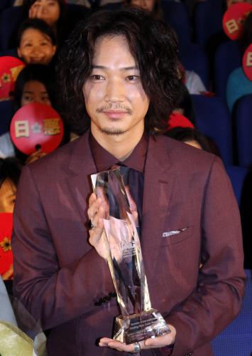 【画像・写真】綾野剛　ＮＹでの映画祭で受賞し凱旋「エンタメの底上げができたかな」