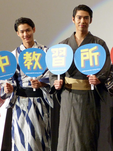 映画「森山中教習所」の初日舞台あいさつを行った野村周平（左）と賀来賢人