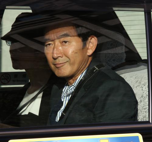 大阪市内のシンポジウムに参加した石田純一はタクシーで会場を後にする