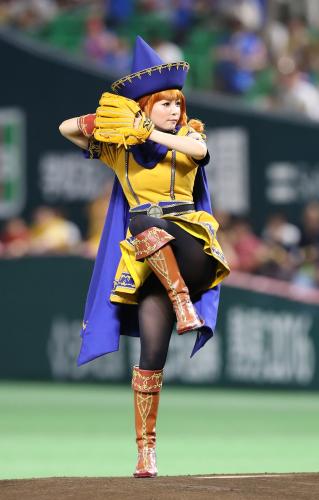 中川翔子 アリーナ コスプレ始球式 剛速球のはずが 無念ゴロ スポニチ Sponichi Annex 野球