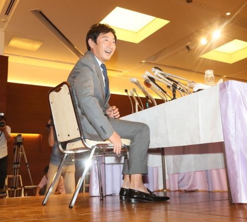 東京都知事選の立候補を断念した石田純一だったが、自らのスタイルは崩さず素足をアピール