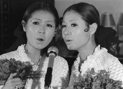 ６８年１２月、１０周年記念の集いで歌う「ザ・ピーナッツ」の姉のエミさん（左）と妹の伊藤ユミさん