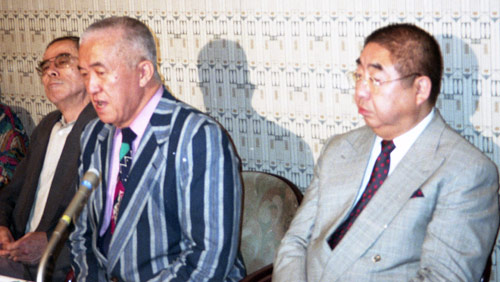 ９６年、永六輔さん（左）らとＪＡＳＲＡＣの問題を追及した小林亜星氏