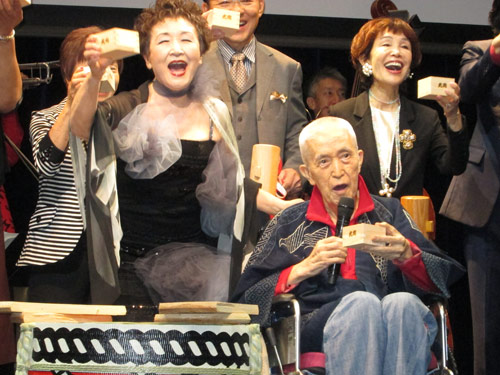 加藤登紀子（左）の５０周年パーティーで乾杯する永六輔さん