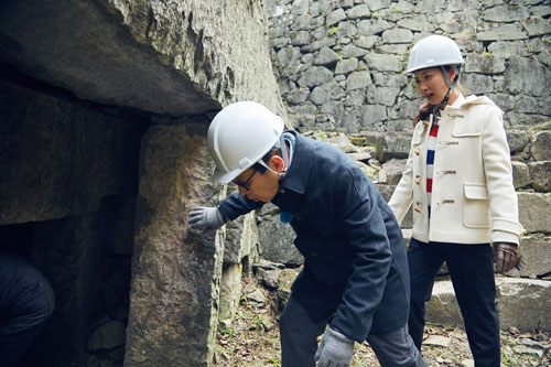「ブラタモリ」で熊本城の抜け穴に入る（左から）タモリ、桑子真帆アナウンサー（Ｃ）ＮＨＫ