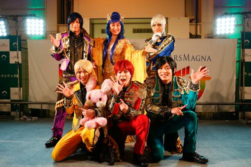 「アルスマグナ」の新曲イベントにゲスト参加した小林幸子（後列中央）