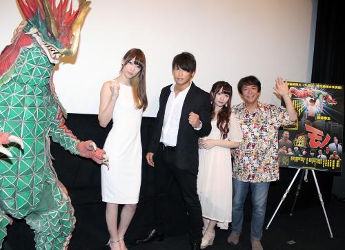 映画「大怪獣モノ」初日舞台あいさつを行った（左から）赤井沙希、飯伏幸太、河西美希、河崎実監督