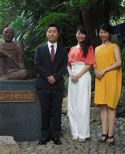 戦国武将・真田幸村最期の地でドラマの安全祈願を行ったすっちー、三倉茉奈、三倉佳奈（左から）