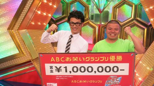 「第３７回ＡＢＣお笑いグランプリ」で優勝したセルライトスパは賞金１００万円のボードを手に会心の笑み