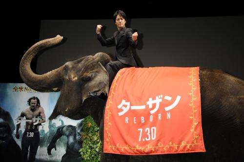 米映画「ターザン：ＲＥＢＯＲＮ」のジャパンプレミアに出席した桐谷健太。ターザンの親友のアジアゾウ（ランディちゃん）と