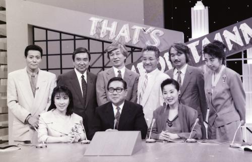 １９９１年、日本テレビ「巨泉のこんなものいらない」で記念撮影する大橋巨泉さん（前列中央）ら出演者