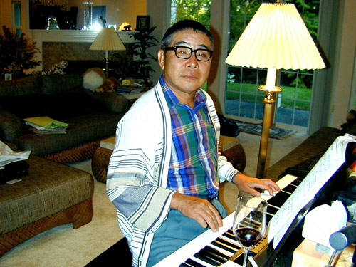 米ワシントン州の別荘でピアノを弾く大橋巨泉さん