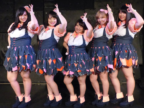 ぽっちゃり体形の女性５人組アイドルユニット「Ｐｏｔｔｙａ（ぽっちゃ）」。横川麻衣は左から２人目