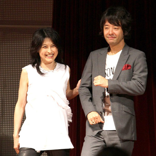 岸谷香（左）のライブにゲスト出演したトライセラトップスの和田唱