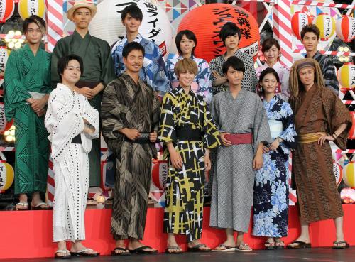 映画「仮面ライダーゴースト」の完成披露イベントに出席した沢村一樹（前列左から２人目）ら出演者