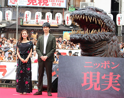 大阪・道頓堀川でイベントに登場した（左から）石原さとみと長谷川博己と、ゴジラ像