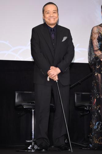 映画「ジャングル・ブック」歌舞伎座ジャパンプレミアに杖をついて出席した西田敏行