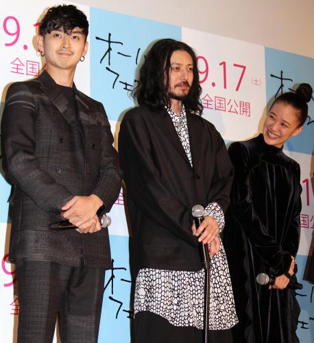 【画像・写真】オダギリジョー　腰痛めツエ歩行も「ロッケンロール」と気分は内田裕也!?