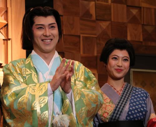 ミュージカル「狸御殿」公開ゲネプロで囲み取材に応じた主演の尾上松也（左）とヒロインの瀧本美織