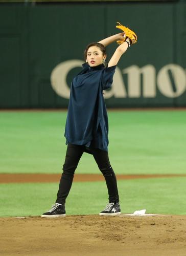 【画像・写真】石原さとみ“トルネード投法”でお見事ノーバン投球