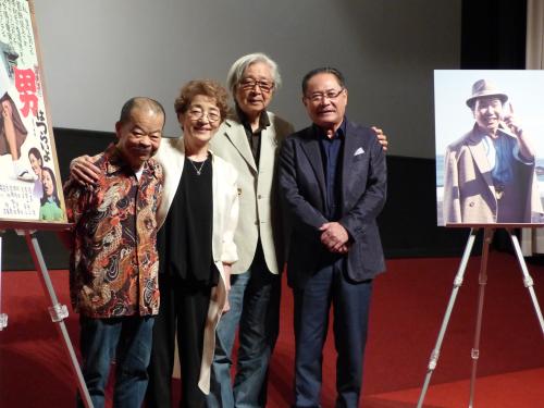 映画「男はつらいよ」のフィルム上映会に出席した（左から）佐藤蛾次郎、倍賞千恵子、山田洋次監督、前田吟