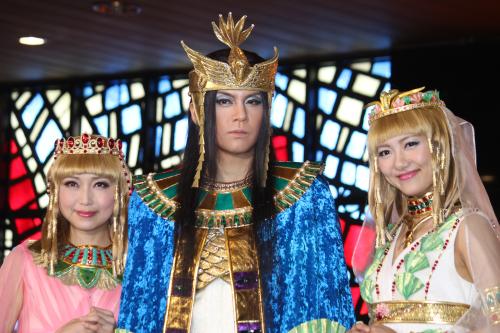 ミュージカル「王家の紋章」初日囲み取材に登場した（左から）新妻聖子、浦井健治、宮澤佐江