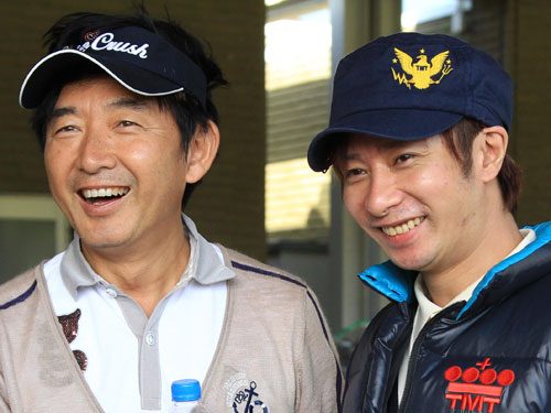 ２０１３年０４月、ゴルフでラウンドした石田純一（左）、いしだ壱成親子