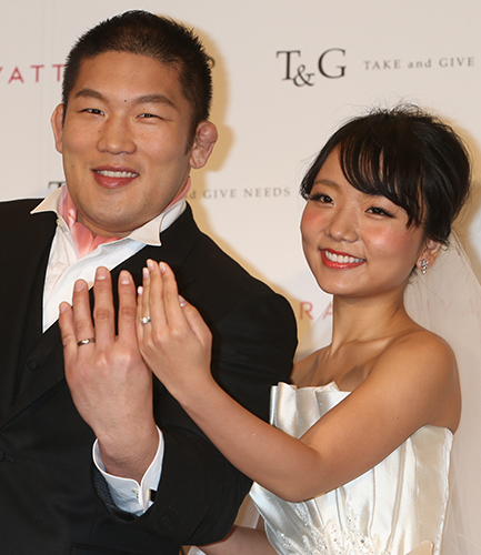 離婚を発表した石井慧と林明日香、２０１４年１月の結婚披露宴で指輪を披露