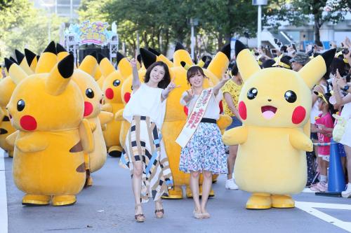 大量のピカチュウに囲まれパレードする松岡茉優（左）とテレビ東京・紺野あさ美アナ