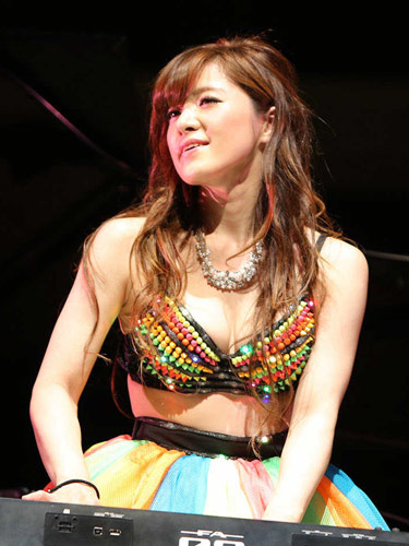 【画像・写真】エロすぎる！？高木里代子　Ｅ乳強調ビキニ姿でピアノ演奏