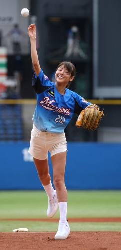 始球式でフニャン投法を披露した岡副麻希アナ